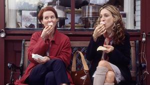 Miranda Hobbes (Cynthia Nixon) y Carrie Bradshaw (Sarah Jessica Parker) comen ’cupcakes’ y hablan del amor frente a la pastelería Magnolia Bakery, en una escena de ’Sexo en Nueva York’.