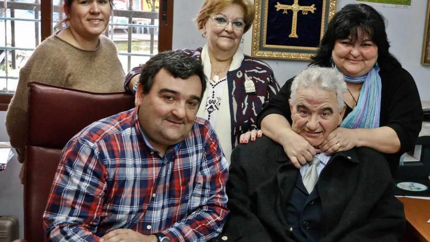 José Antonio Amago, a la derecha, con sus hijos, José Antonio y Mónica (detrás de él); su esposa, Pilar del Pozo (en el centro), y su nuera, Rocío Gris.