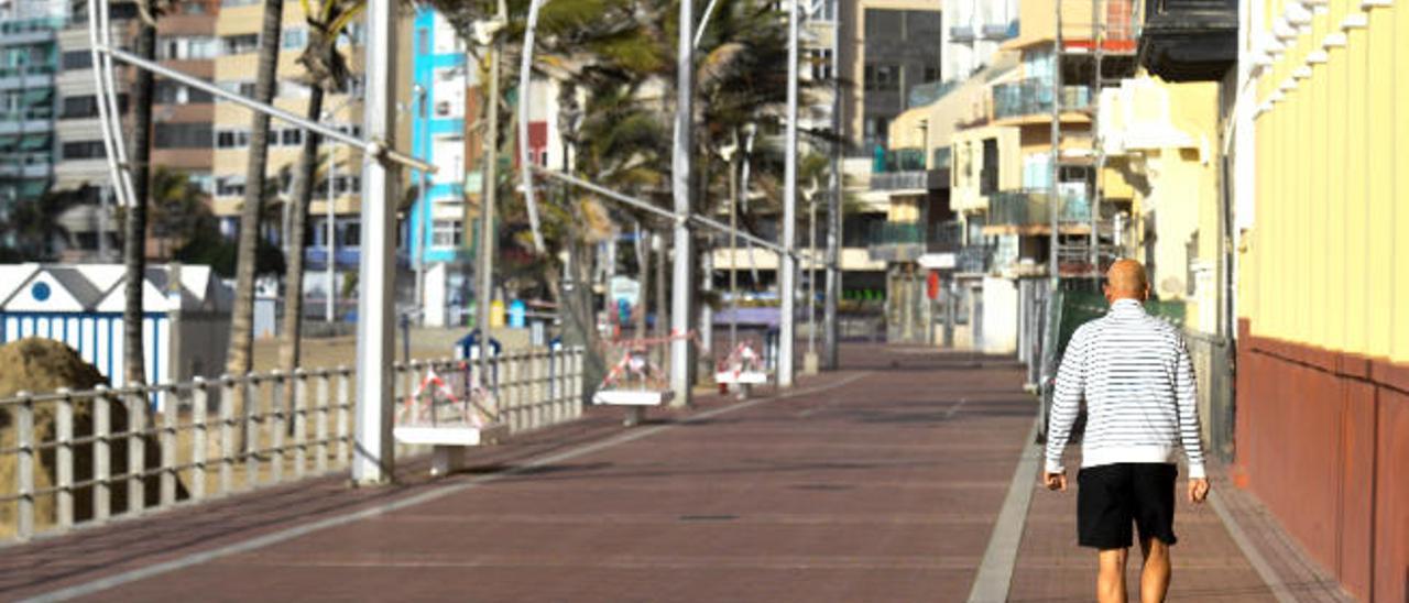 Paseo de Las Canteras totalmente desierto en uno de los días de cuarentena durante el estado de alarma.