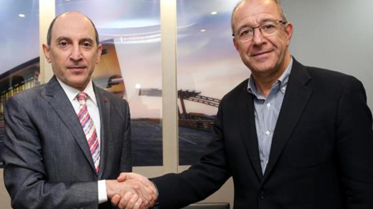 Akbar Al Baker, director general del grupo Qatar Airways, y Manel Arroyo, vicepresidente del FC Barcelona, después de cerrar el acuerdo de renovación de patrocinio