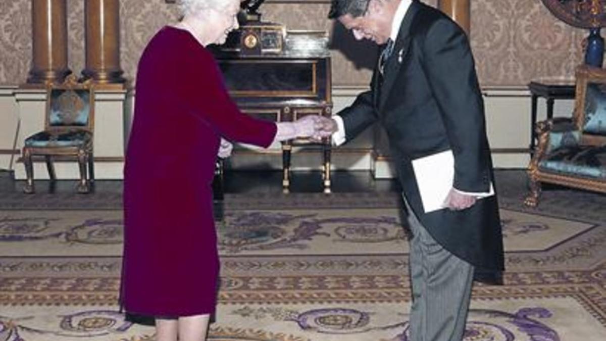 La reina Isabel II recibe a Trillo en el palacio de Buckingham el 23 de octubre del 2012.