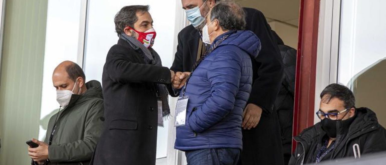 Federico González y Manuel Paredes saludan al vicepresidente del Logroñés, Juanjo Guerreros, ayer en Las Gaunas. | LOF