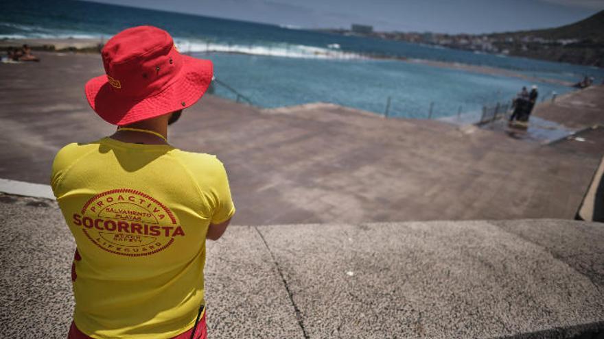 Un socorrista en las piscinas de Bajamar.