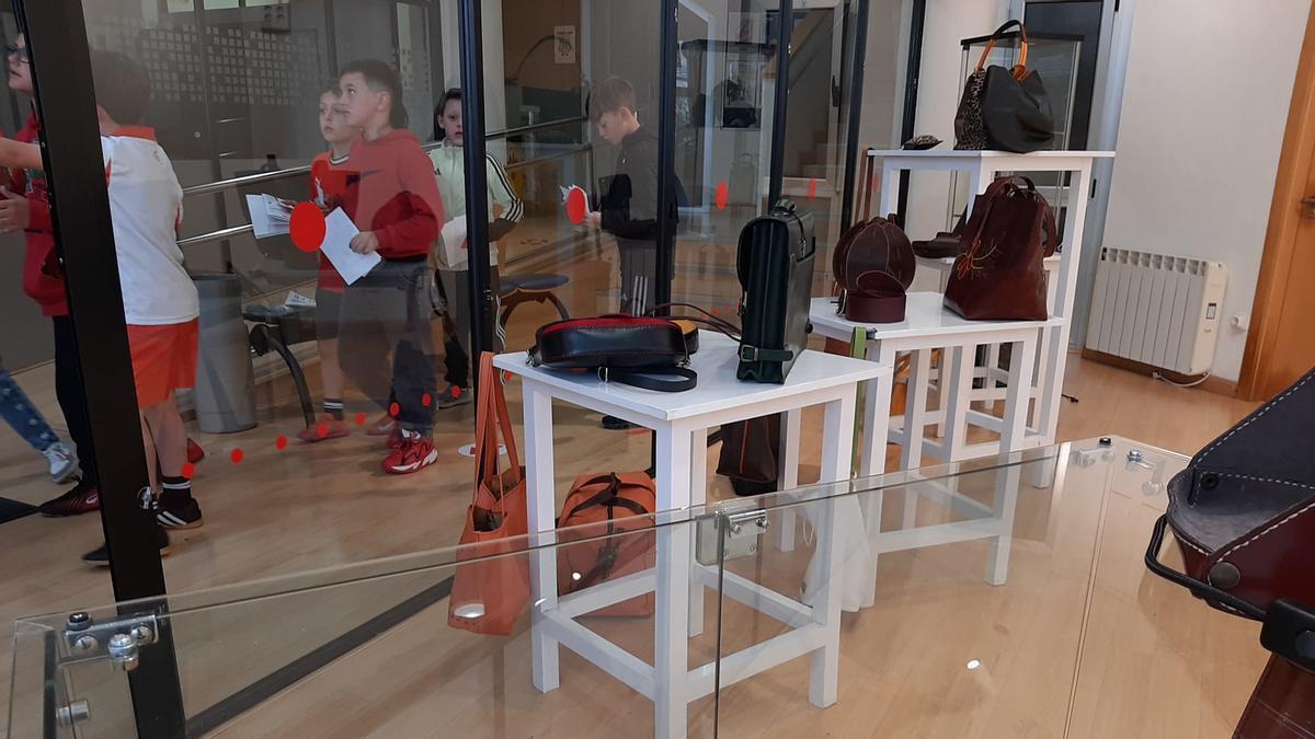 La exposición de trabajos de cuero en la Casa de la Cultura de Posada