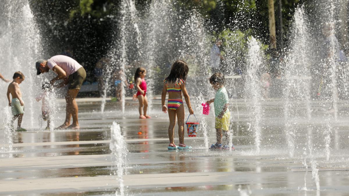 Nens es refresquen en un dia de plena onada de calor