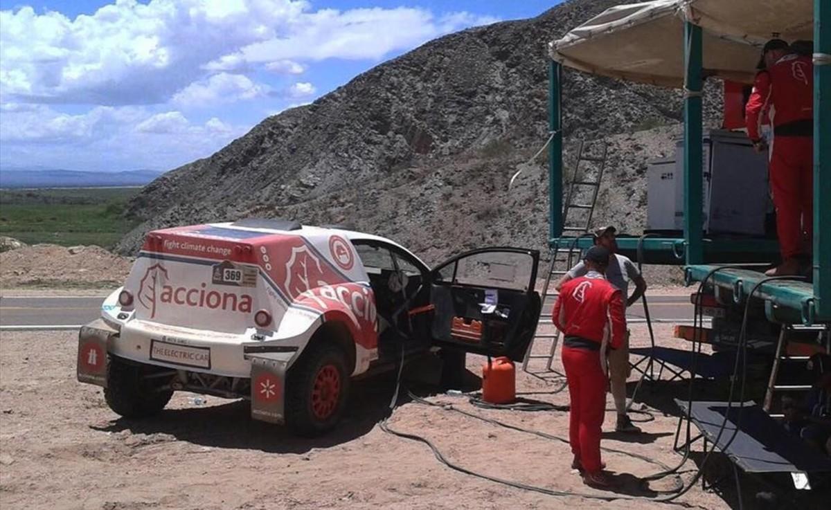 Asi recarga las baterias el único vehiculo eléctrico de la prueba, el Acciona 100% EcoPowered, al finalizar la tercera etapa del Dakar.