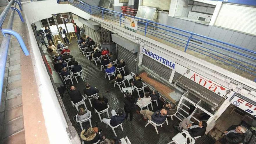 Vecinos en el mercado de Santa Lucía en un acto del Gobierno local en el que explicó su reforma.