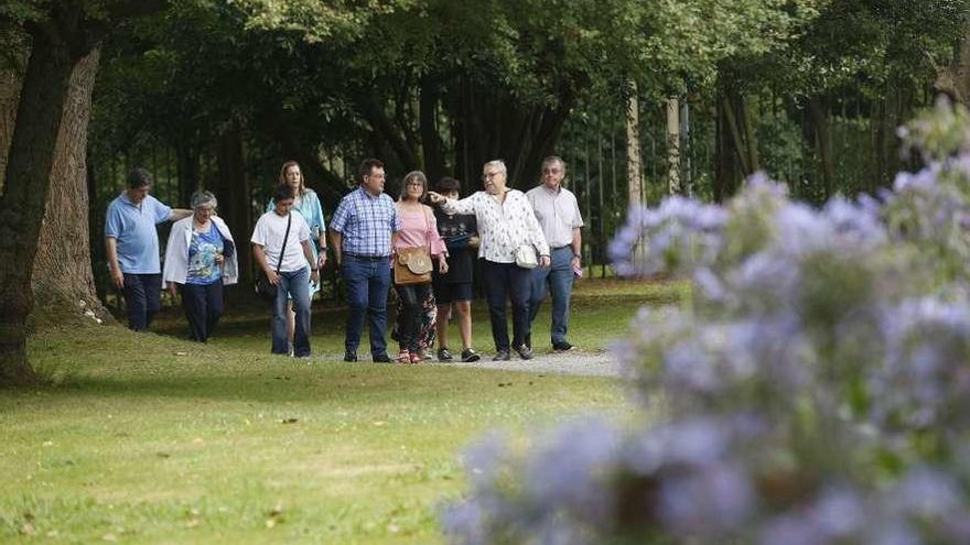 Josefa Sanz, ayer, mostrando el parque de Ferrera a una representación del Centro Asturiano de Madrid.