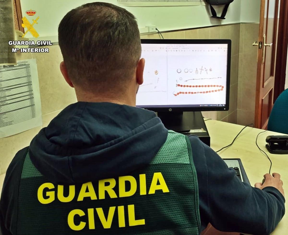 Las joyas sustraídas en una vivienda en Villafranca de los Barros.