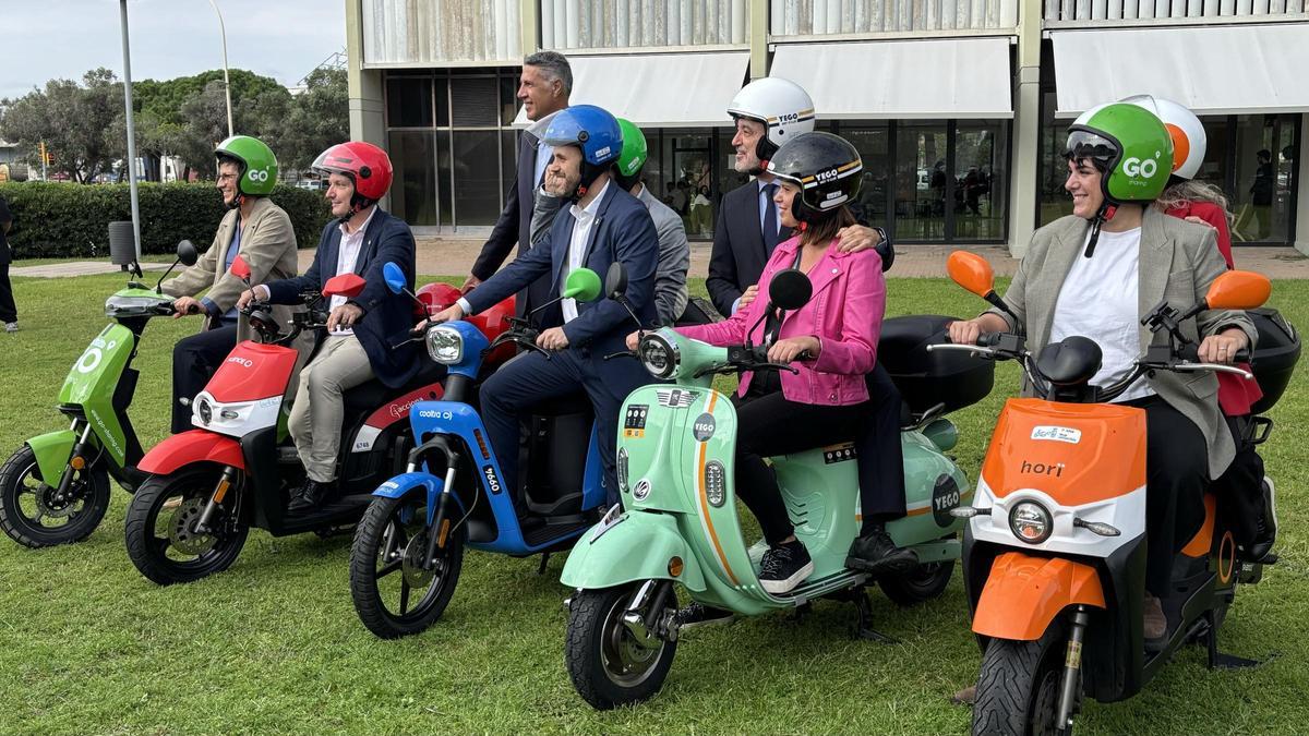 Alcaldes de los municipios agraciados con la moto compartida, el pasado 29 de octubre