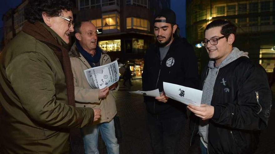 Entrega de folletos informativos ayer en las inmediaciones de A Peregrina. // Gustavo Santos