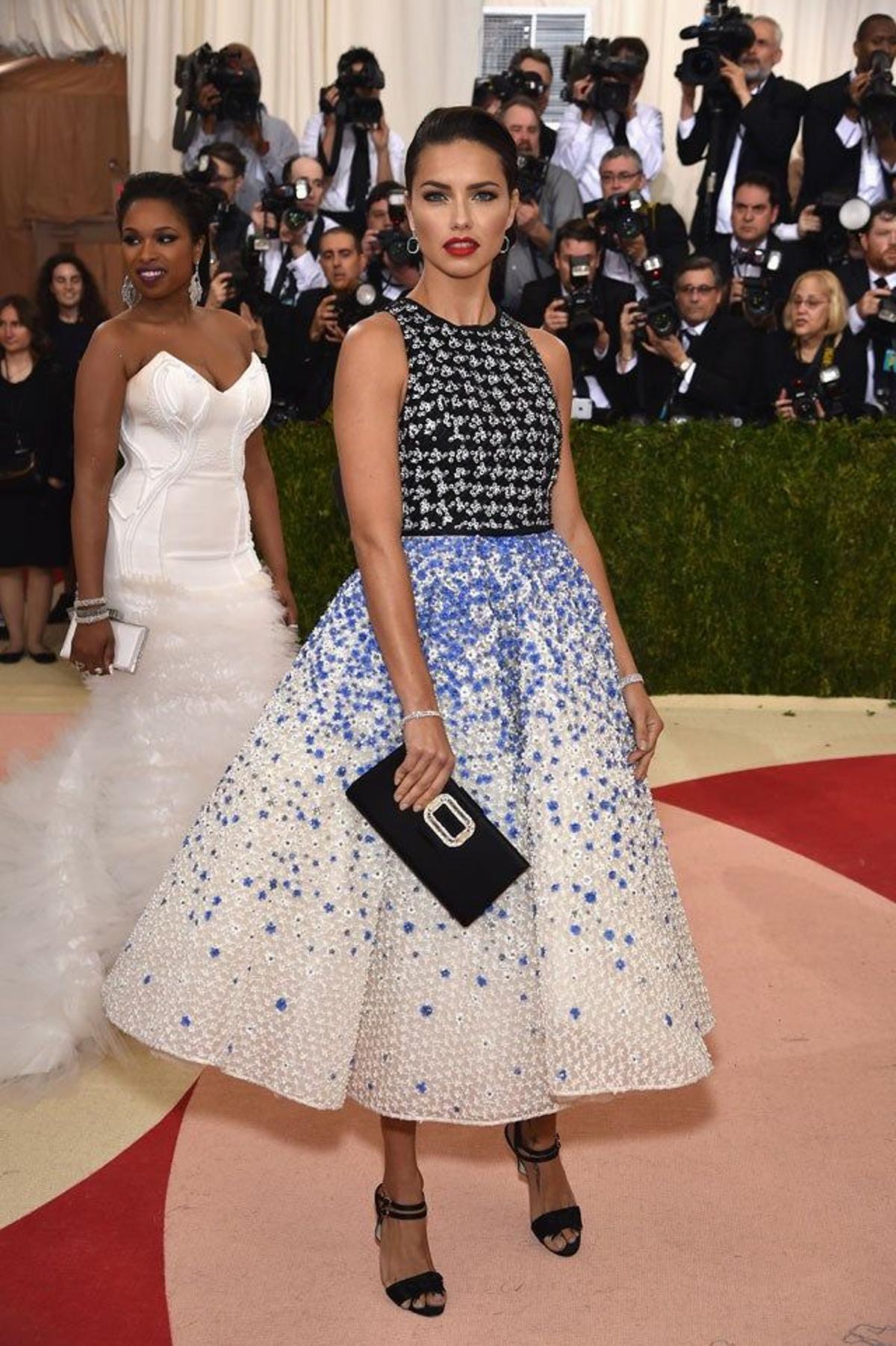 Adriana Lima, de Giambattista Valli, en la alfombra roja de la gala Met 2016.