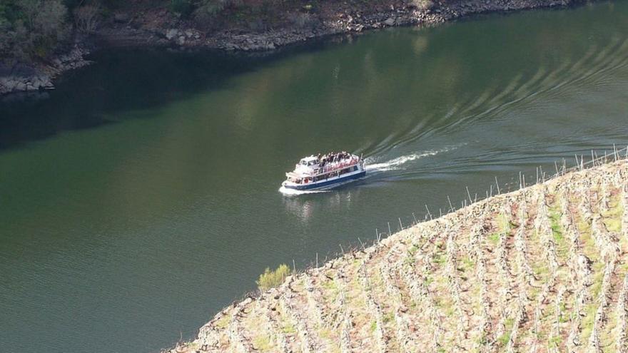 Turistas en catamarán por el río Sil en la Ribeira Sacra. |   // FDV