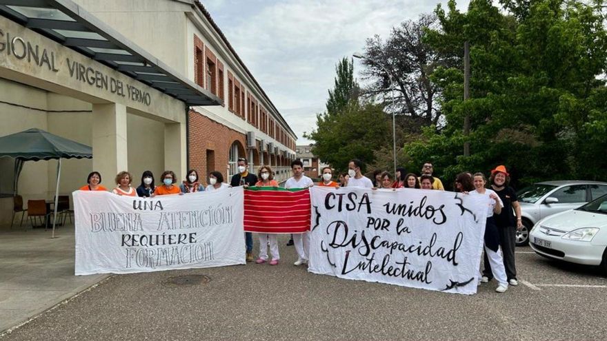 Concentración de los cuidadores del Virgen del Yermo, este miércoles a las puertas del centro.