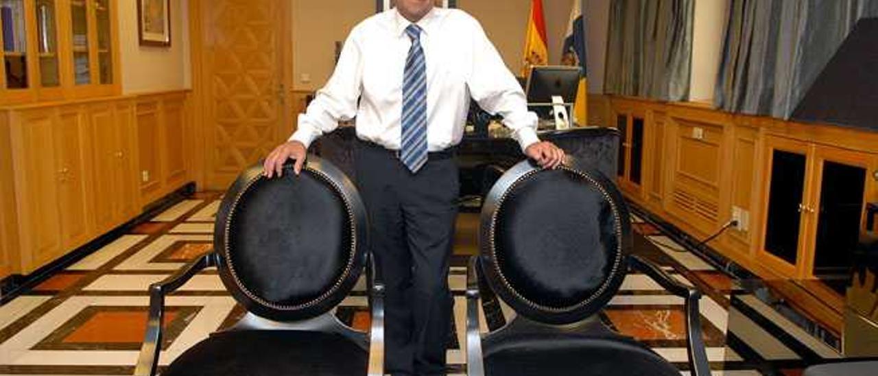 Rivero, en su despacho de la sede de Presidencia de Las Palmas de Gran Canaria.