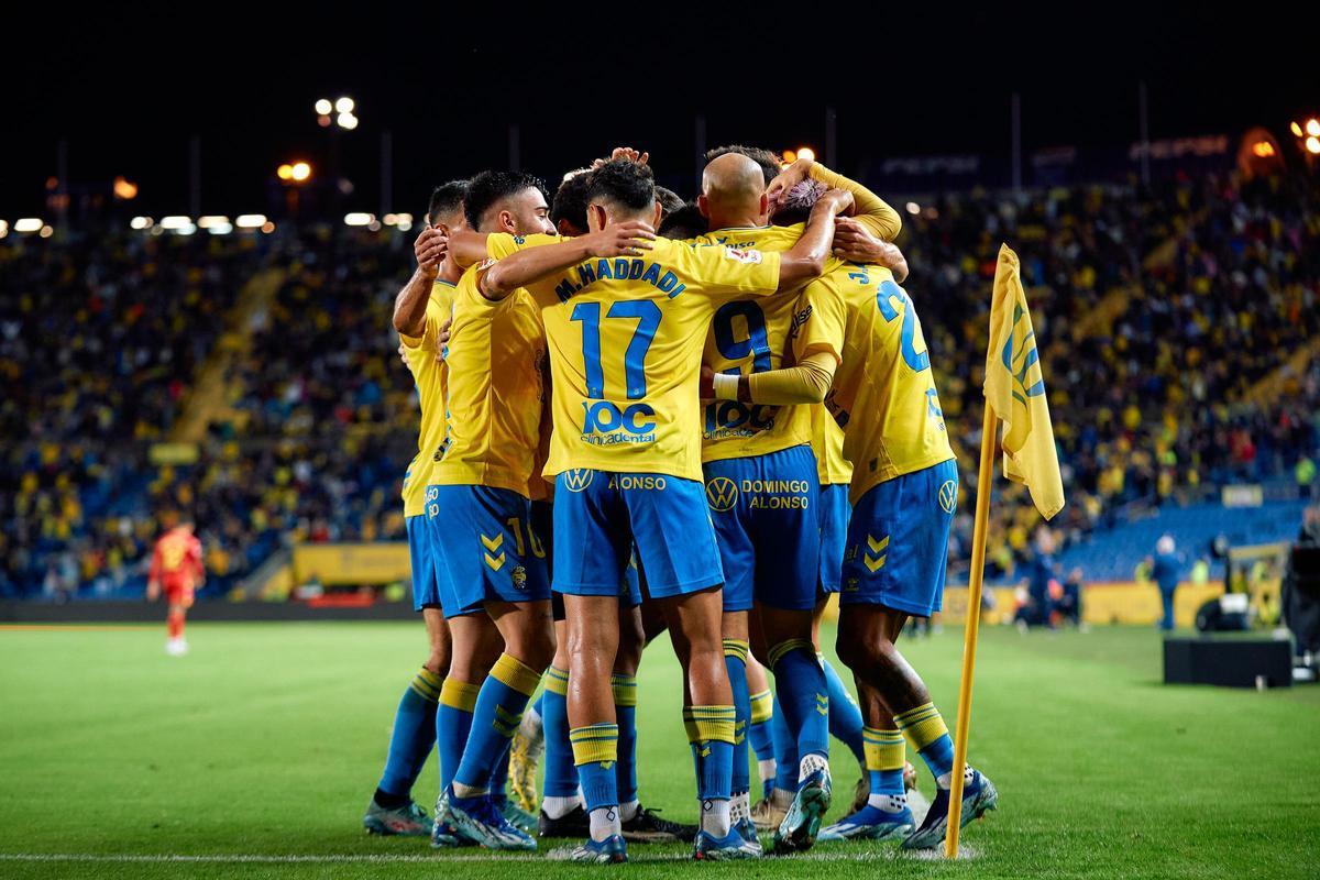 Los jugadores amarillos festejan el 1-0, obra de Julián Araujo.