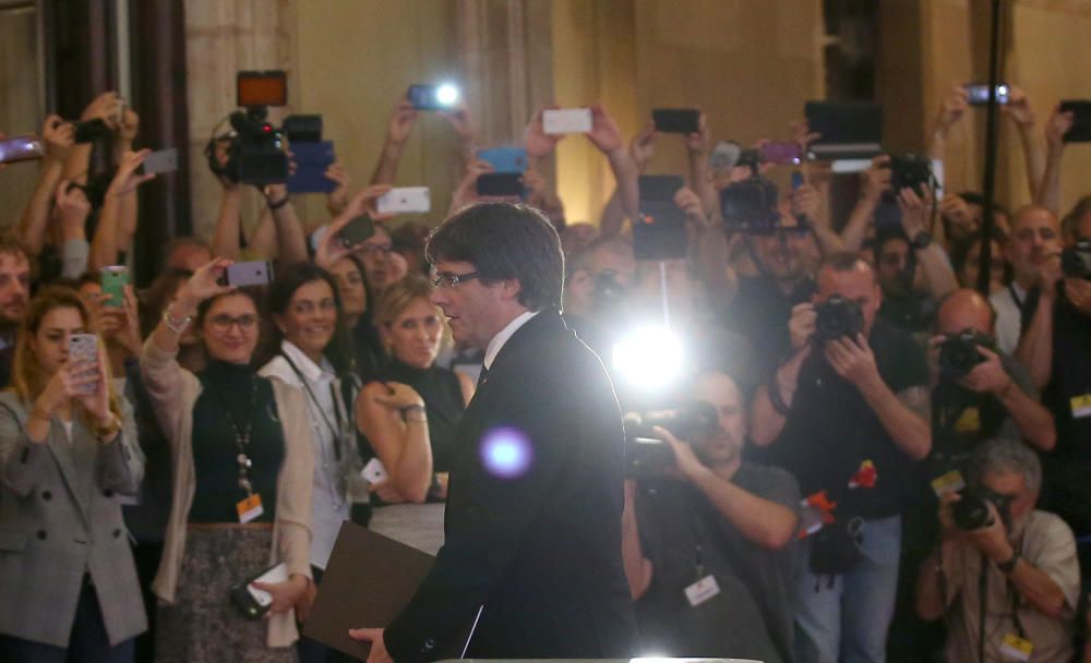 Carles Puigdemont entra al Parlament.