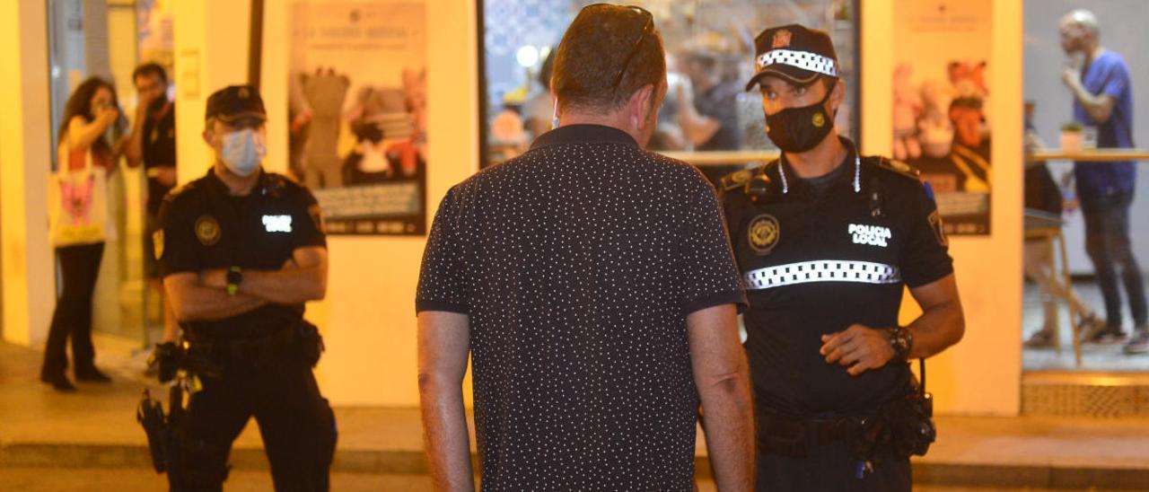 Un policía sanciona a un ciudadano por no llevar mascarilla