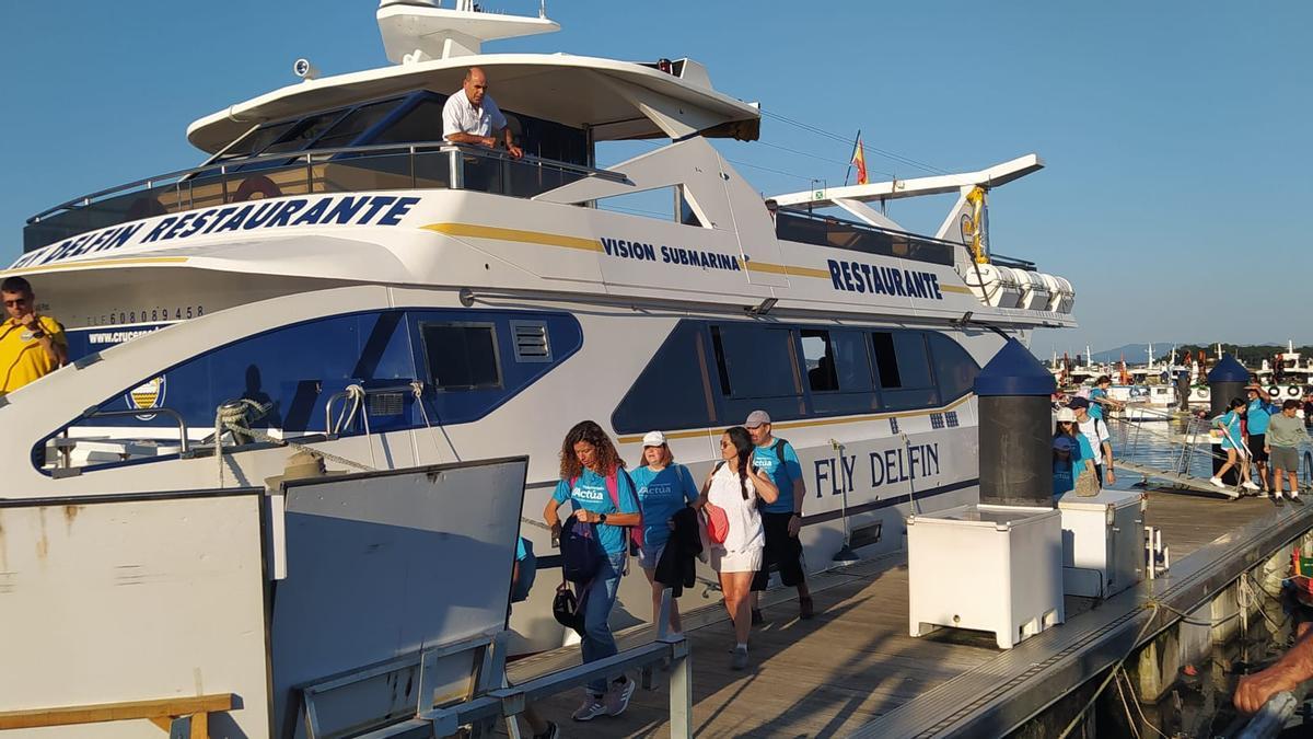 El regreso a puerto de los voluntarios movilizados por el programa "Actúa" de Afundación. En cubierta, Gonzalo Naveiro, patrón del "Fly Delfín" y gerente de Cruceros del Ulla.