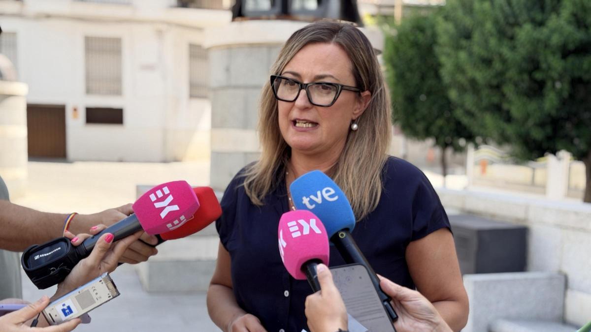 La portavoz adjunta del Grupo Parlamentario Socialista, Blanca Martín, atiende a los medios de comunicación