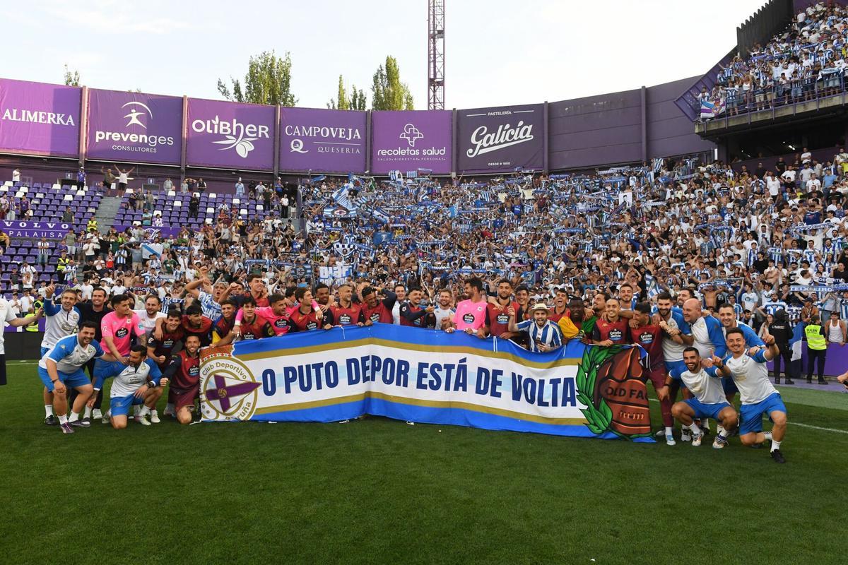 Los jugadores celebraron en el campo y mantearon al presidente Escotet