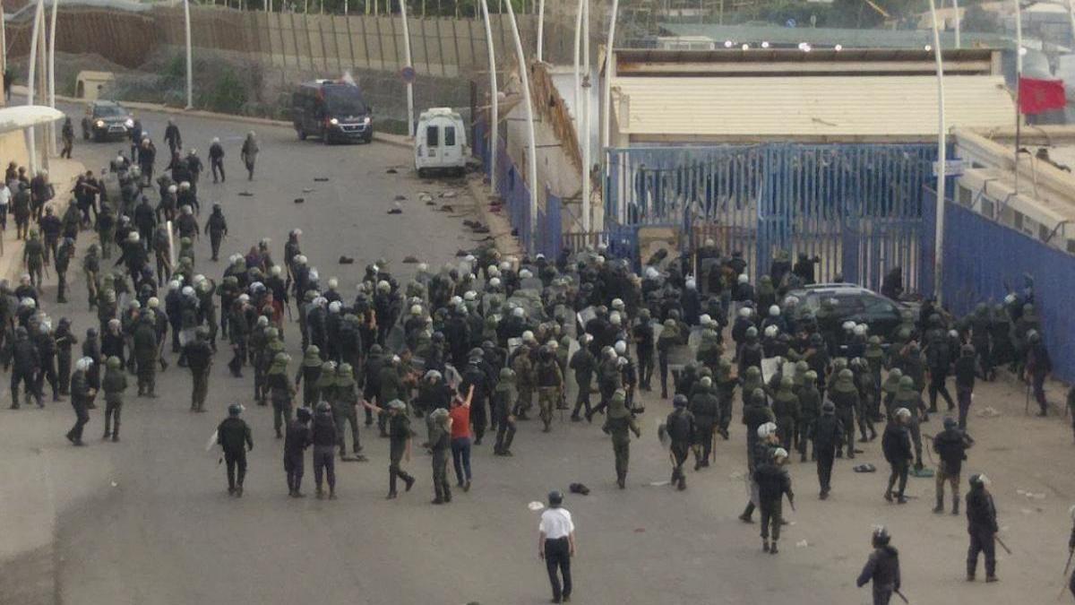 Imagen del Barrio Chino, en la provincia de Nador y fronterizo con Melilla, se ve un momento del asalto de cientos de emigrantes subsaharianos a las vallas que rodean a esa ciudad española.