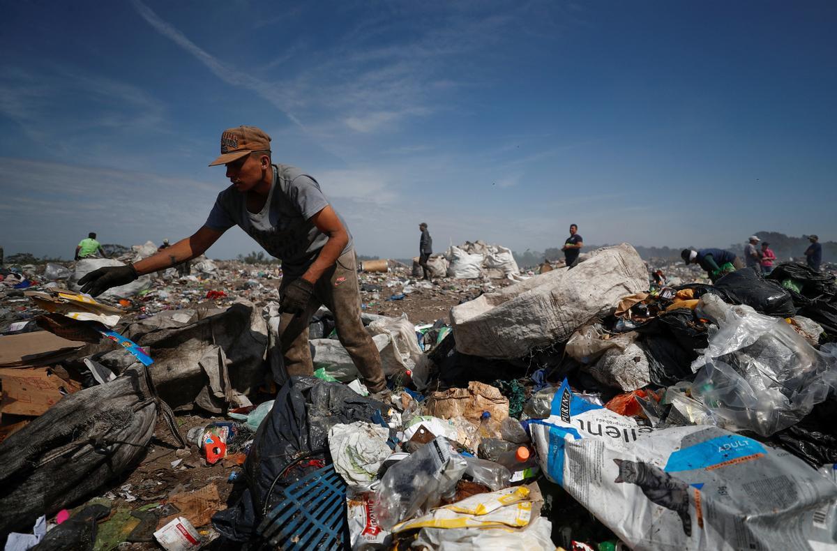 Recicladores de basura revisan montones de desechos en un vertedero de cartón, plástico y metal, que venden en turnos de 12 horas, mientras Argentina enfrenta una de las tasas de inflación más altas del mundo, que superará el 100 % este año, en Luján, el las afueras de Buenos Aires, Argentina 5 de octubre de 2022.