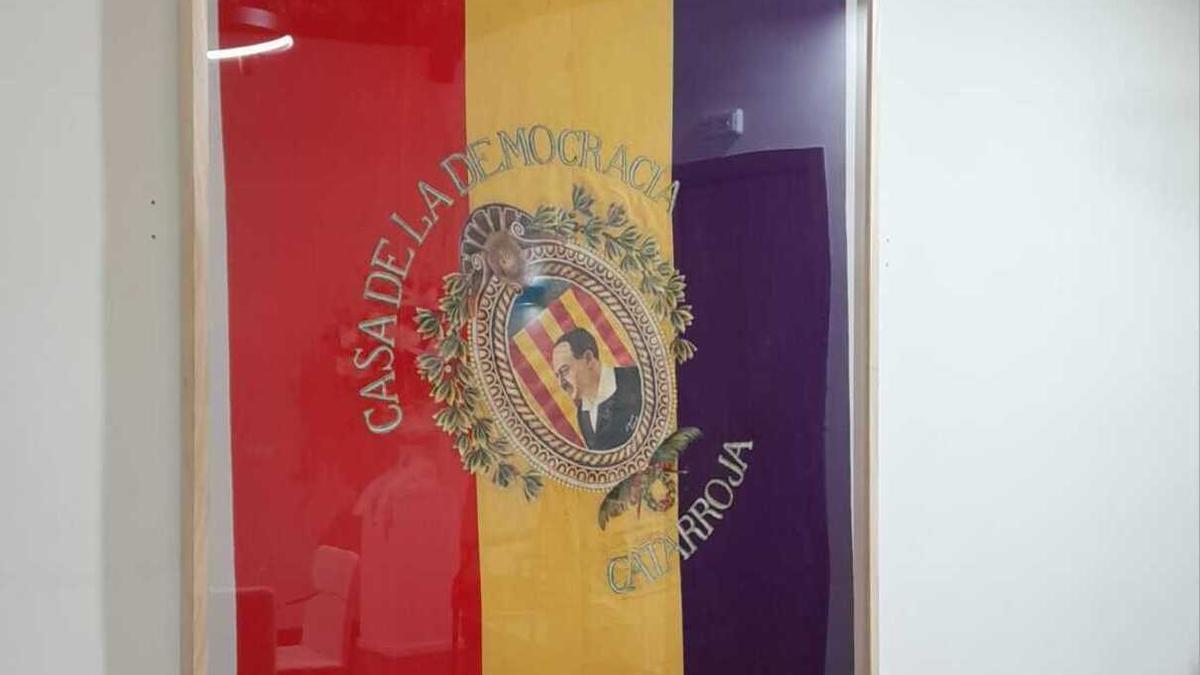 La bandera blasquista ya colgada en el antiguo despacho de alcaldía de Catarroja,