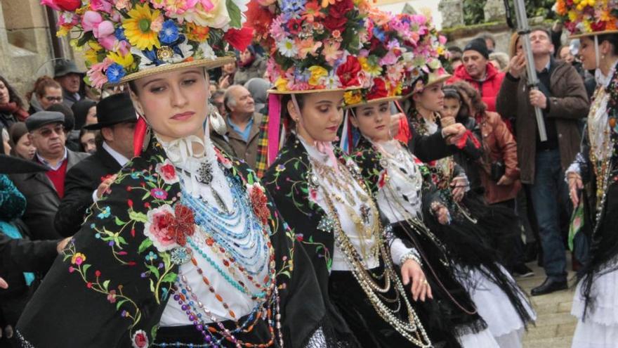 El sol y la multitud reciben a la Danza de San Sebastián de Aldán