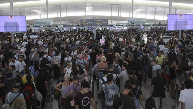Aglomeraciones en los controles de seguridad de la T-1, en el aeropuerto de El Prat.