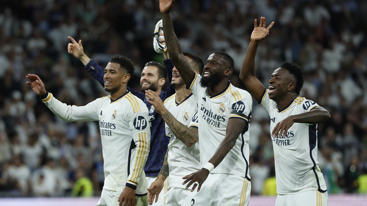 Los jugadores del Real Madrid celebran la victoria del equipo ante el Barça en el Bernabéu.