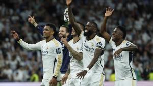 Los jugadores del Real Madrid celebran la victoria del equipo ante el Barça en el Bernabéu.