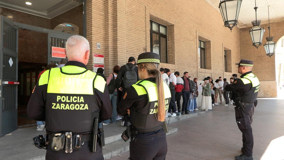 Cientos de inmigrantes acuden al Ayuntamiento tras la aprobación del real decreto de regulación extraordinaria
