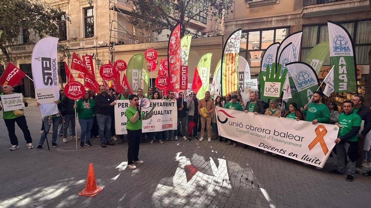 VÍDEO | Los docentes reivindican ante el Parlament "educación pública de calidad"