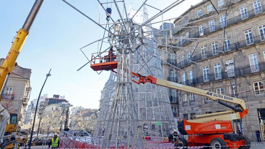 Últimos preparativos 
para el árbol 
de Navidad 
en Porta do
Sol.   | // MARTA G. BREA