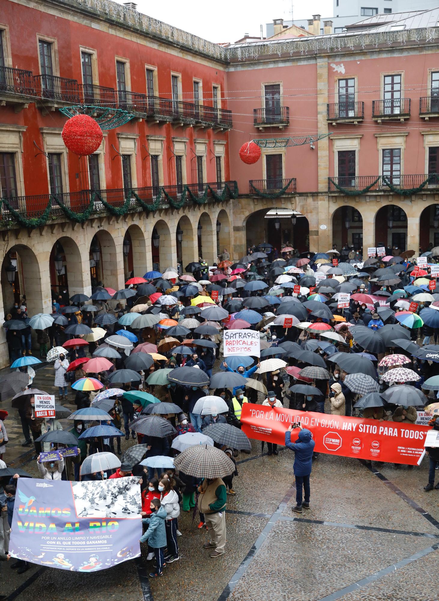 En imágenes: así fue la manifestación de ocho colectivos en la Plaza Mayor de Gijón