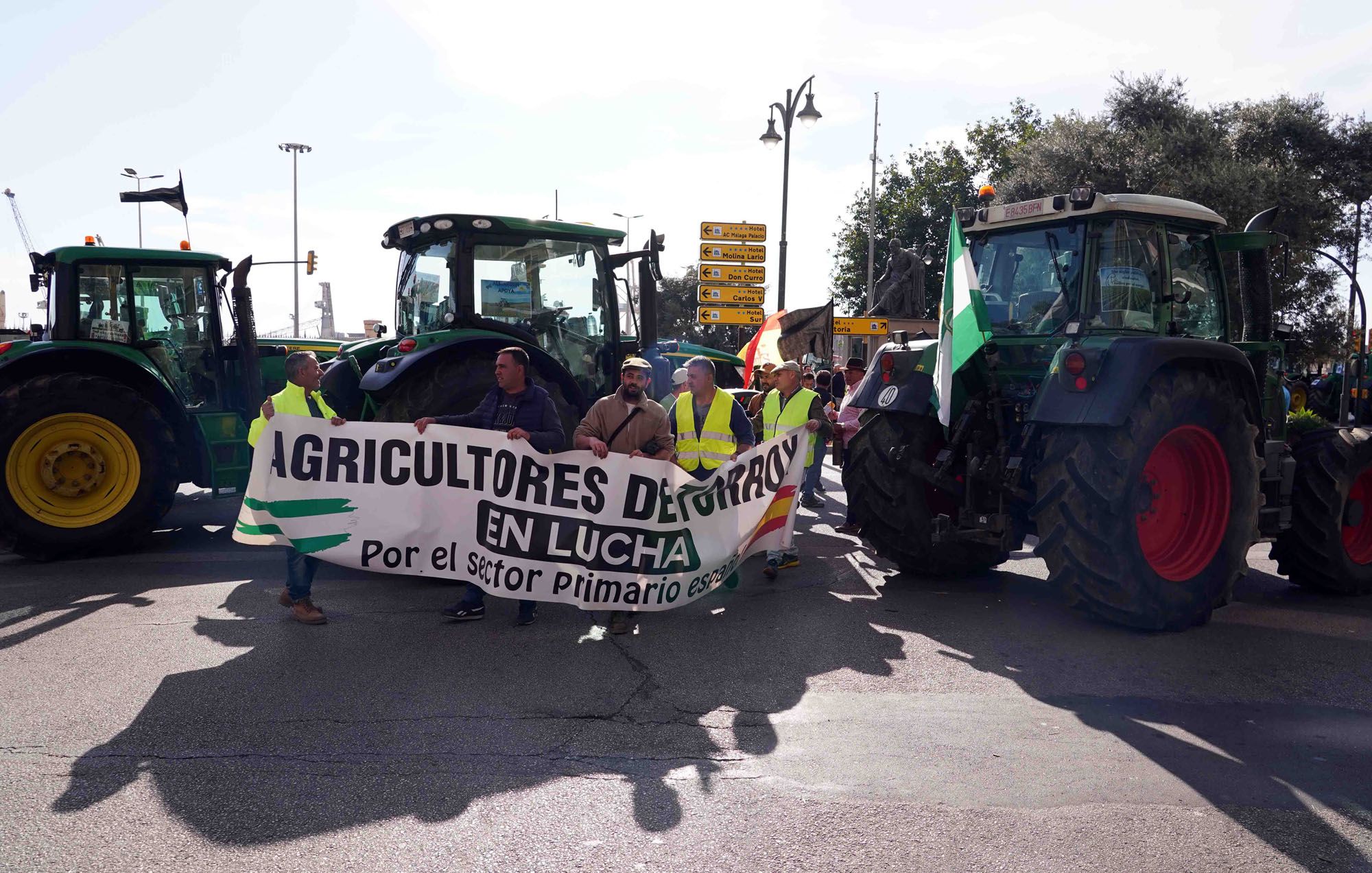 Los agricultores malagueños cortan las carreteras en protesta por la crisis del sector