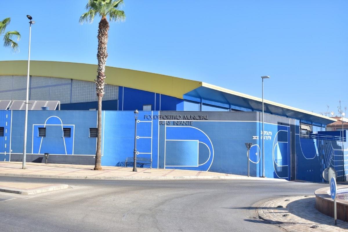 El Consistorio va a reparar el parqué y la cubierta del pabellón deportivo Blas Infante dañado tras las lluvias.