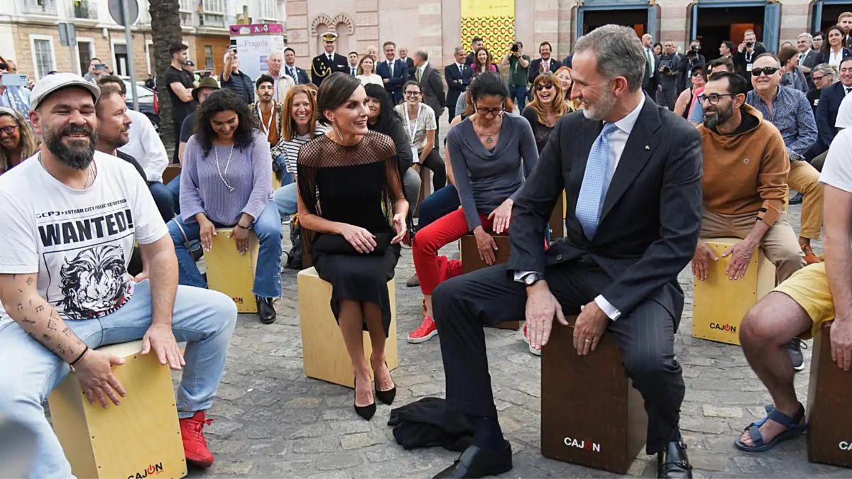 El rey Felipe VI tocando el cajón flamenco en Cádiz