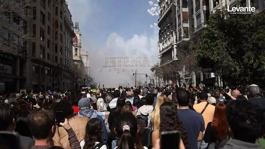 Miles de personas se agolpan para ver las mascletà en València