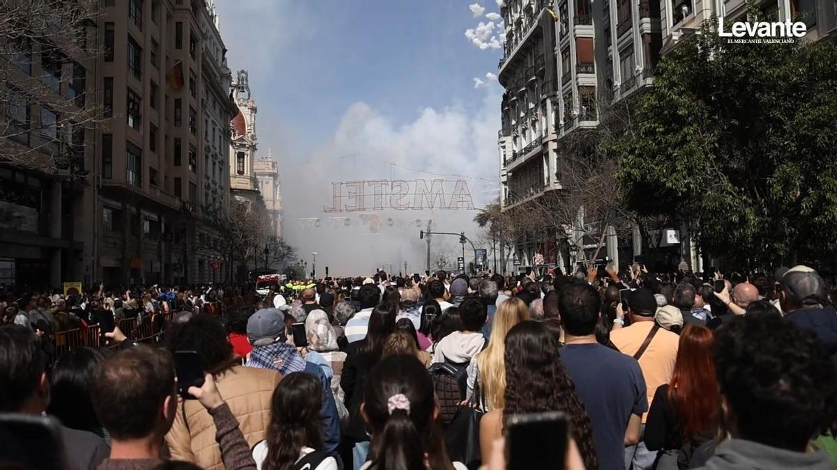 Miles de personas se agolpan para ver las mascletà en València