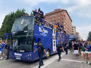 Locura azul en Oviedo: el autobús del equipo carbayón recorre el centro de la ciudad acompañados por miles de aficionados
