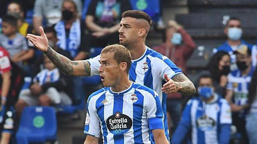 Álex protesta una acción en el partido de ayer. |  // CARLOS PARDELLAS