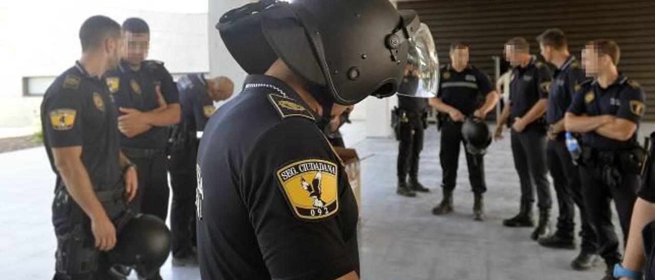 Un equipo de la Policía Local de Elche se prepara para actuar.