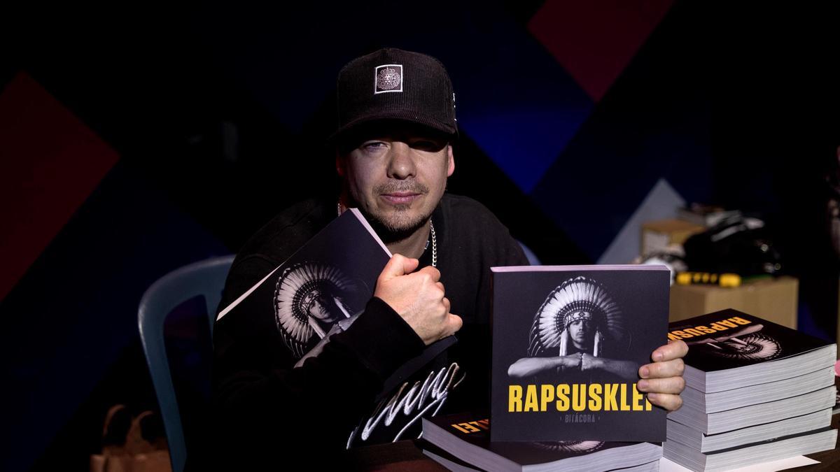 El MC Rapsusklei en la sala López donde ha presentado su libro.