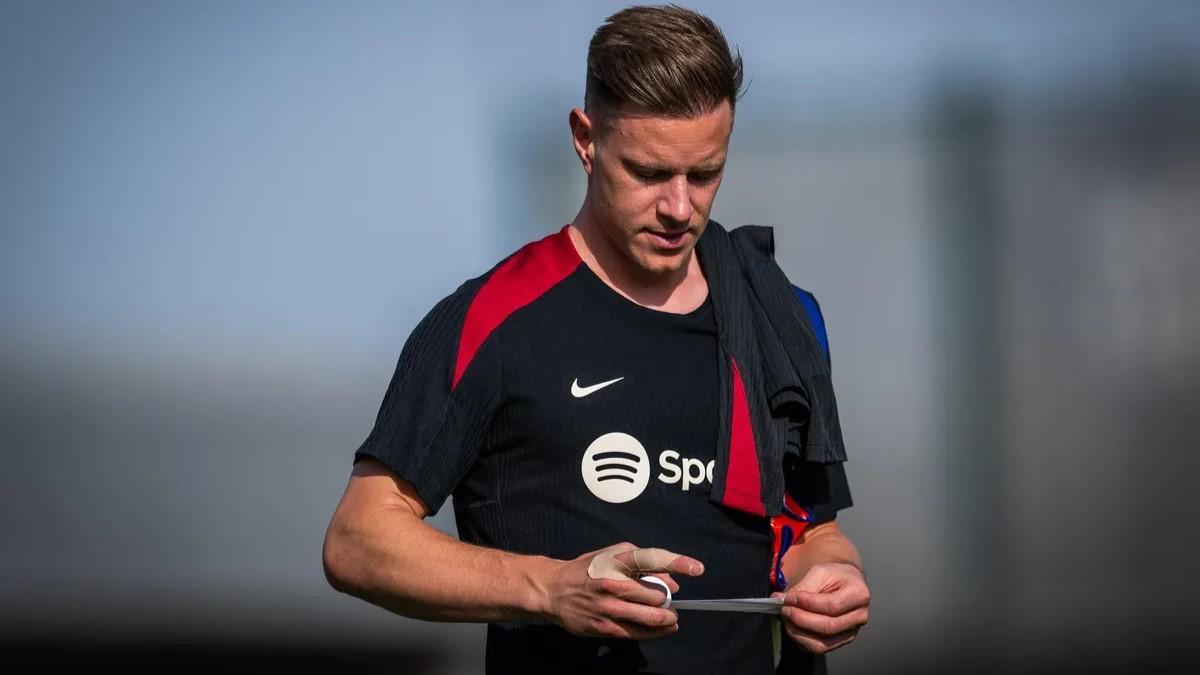 Ter Stegen consulta un papel en un entrenamiento.