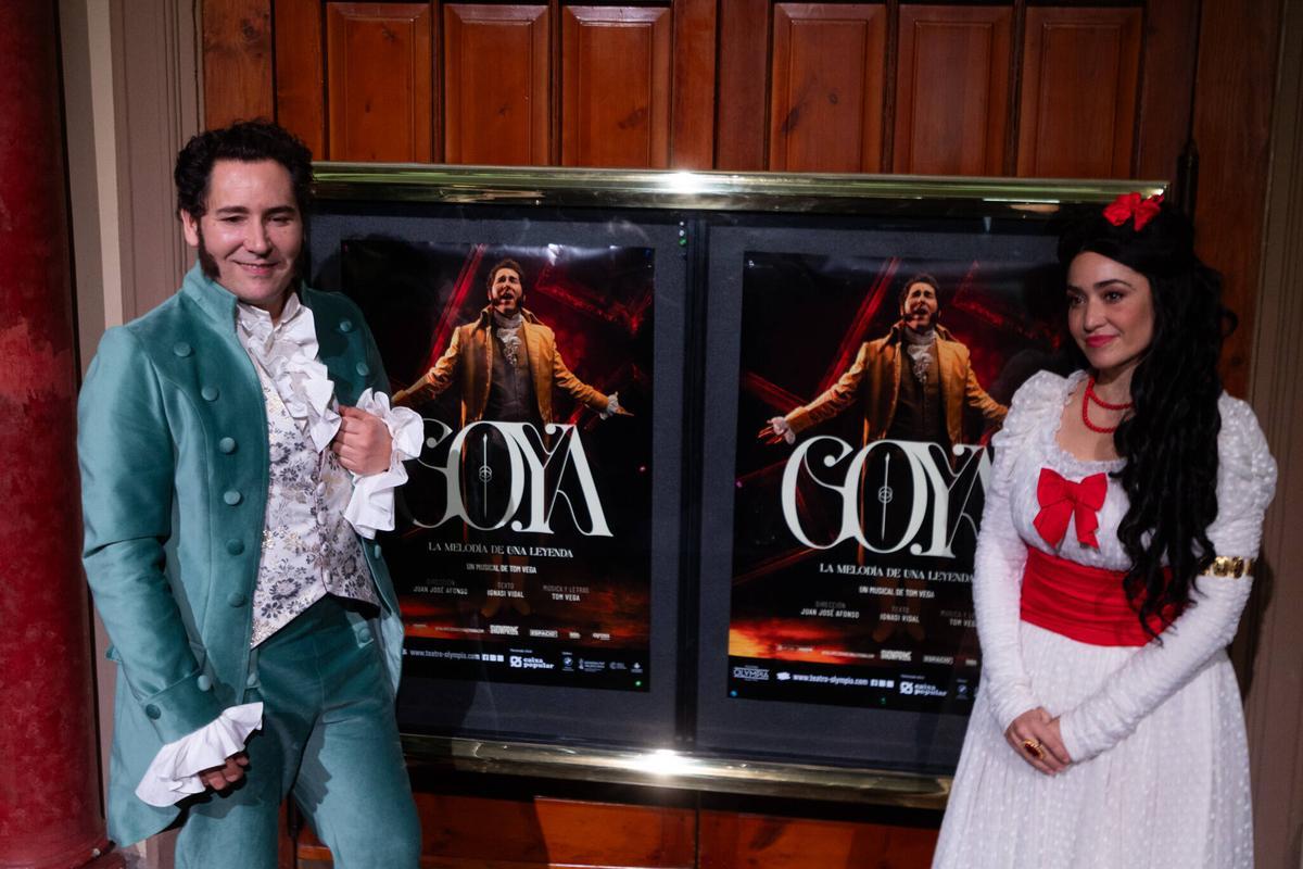 El actor Javier Godino interpreta a Goya y la actriz Érika Bleda interpreta a la Duquesa de Alba.