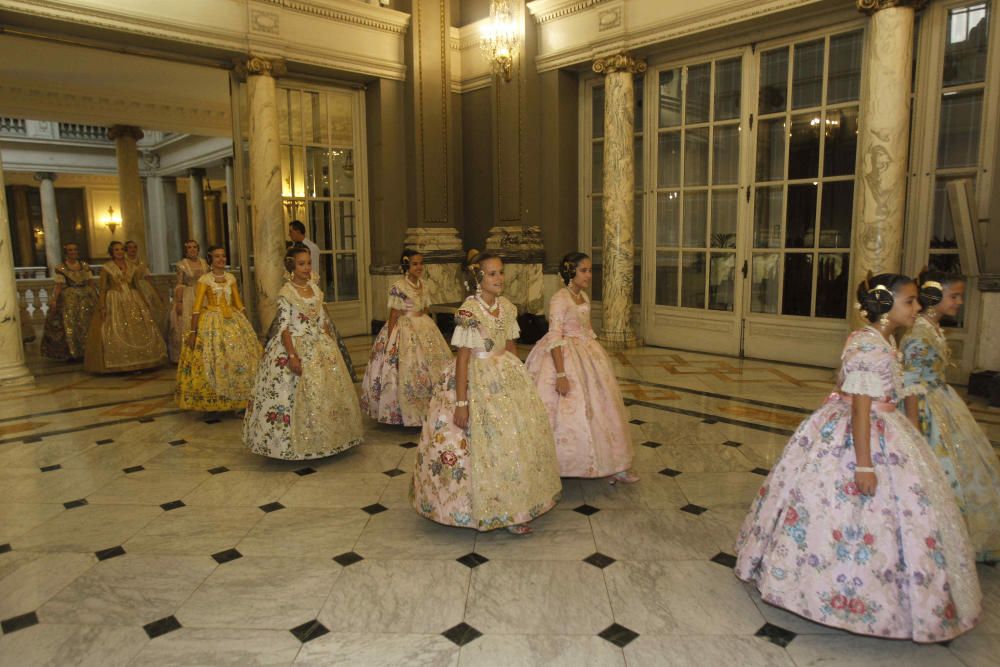 Las cortes de honor ensayan la proclamación de las falleras mayores