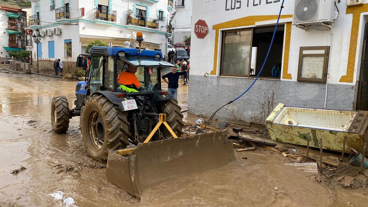 Vecinos de Benamargosa trabajan para recuperar la normalidad.