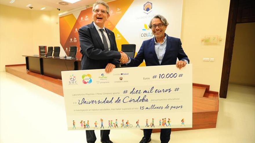 Pharmex entrega 10.000 euros a la UCO tras un récord